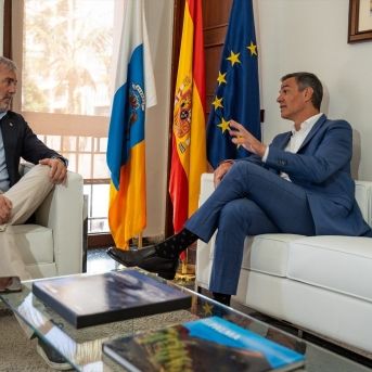 El presidente del Gobierno, Pedro Sánchez, y el presidente de Canarias, Fernando Clavijo, se reúnen para abordar la crisis migratoria del archipiélago | EUROPAPRESS CANARIAS. El presidente del Gobierno, Pedro Sánchez, y el presidente de Canarias, Fernando Clavijo, se reúnen para abordar la crisis migratoria del archipiélago | EUROPAPRESS CANARIAS.