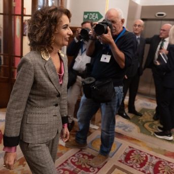 La vicepresidenta primera y ministra de Hacienda, María Jesús Montero, llega a una sesión plenaria en el Congreso de los Diputados | EDUARDO PARRA (EUROPA PRESS).