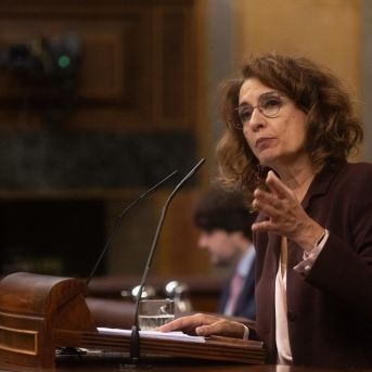 La vicepresidenta primera y ministra de Hacienda, María Jesús Montero, interviene durante una sesión plenaria en el Congreso de los Diputados | EDUARDO PARRA (EUROPA PRESS).