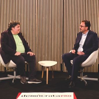 Entrevista a Pedro García Recover, periodista y paciente experto, que reclama impulsar los equipos multidisciplinares para mejorar el manejo de esta enfermedad oftalmológica poco frecuente Entrevista a Pedro García Recover, periodista y paciente experto, que reclama impulsar los equipos multidisciplinares para mejorar el manejo de esta enfermedad oftalmológica poco frecuente