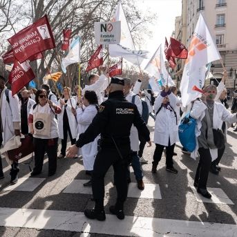 Imagen de archivo de decenas de personas durante una concentración de los sindicatos médicos frente al Ministerio de Sanidad | Diego Radamés (Europa Press).
