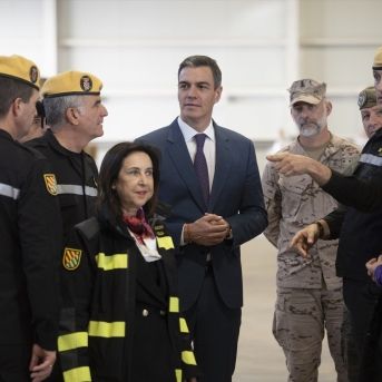 Imagen de archivo del presidente del Gobierno, Pedro Sánchez, junto a la ministra de Defensa, Margarita Robles, visitando unidades del Ejército | Jorge Gil (Europa Press).