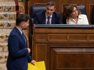 El portavoz de ERC en el Congreso, Gabriel Rufián, pasa delante del presidente del Gobierno, Pedro Sánchez, durante una sesión plenaria, en el Congreso de los Diputados | Eduardo Parra (Europa Press).