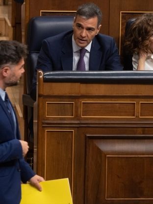 El portavoz de ERC en el Congreso, Gabriel Rufián, pasa delante del presidente del Gobierno, Pedro Sánchez, durante una sesión plenaria, en el Congreso de los Diputados | Eduardo Parra (Europa Press). El portavoz de ERC en el Congreso, Gabriel Rufián, pasa delante del presidente del Gobierno, Pedro Sánchez, durante una sesión plenaria, en el Congreso de los Diputados | Eduardo Parra (Europa Press).