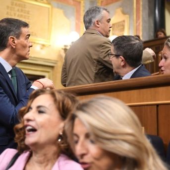 El presidente del Gobierno, Pedro Sánchez, el secretario de organización del PSOE, Santos Cerdán, y el portavoz del PSOE en el Congreso, Patxi López, durante una sesión de control al Gobierno, en el Congreso de los Diputados | Fernando Sánchez (Europa Pre