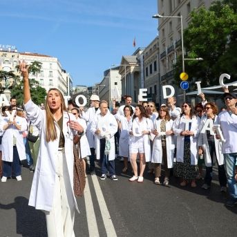 [SAN]VÍDEO: Varios centenares de médicos se concentran ante el Congreso de los Diputados para pedir un Estatuto Marco propio