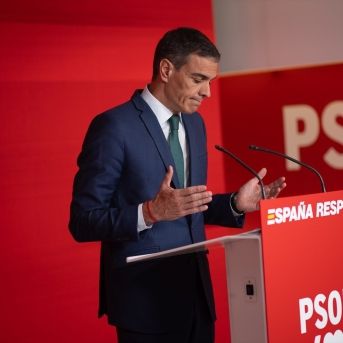 El secretario general del PSOE y presidente del Gobierno, Pedro Sánchez, durante una rueda de prensa, en la sede del PSOE de la calle Ferraz | Alejandro Martínez (Europa Press).