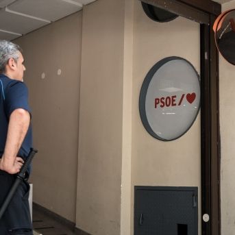 La UCO entra en la sede del PSOE para realizar un clonado del correo de Santos Cerdán