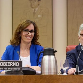 La ministra de Sanidad, Mónica García y el presidente de la Comisión, Agustín Santos, durante la Comisión de Sanidad | Jesús Hellín (Europa Press).