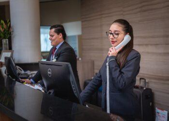 Imagen de archivo de una recepcionista atendiendo una llamada. Fuente, Pixabay.