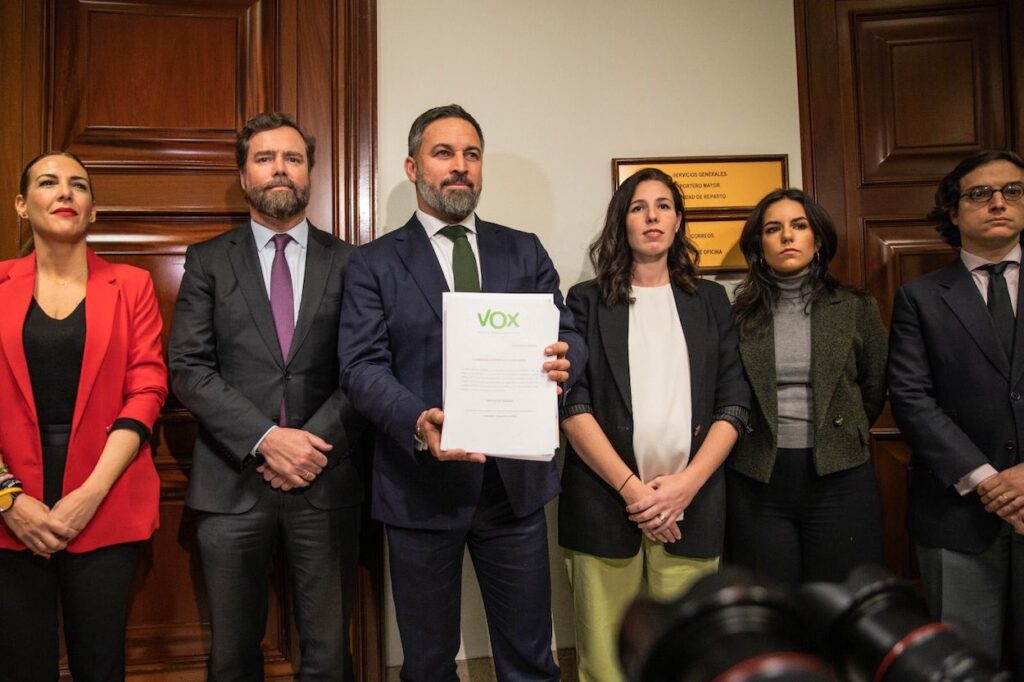 Imagen de Santiago Abascal, líder de Vox, junto a varios diputados durante el registro de la moción de censura. Fuente, Vox.