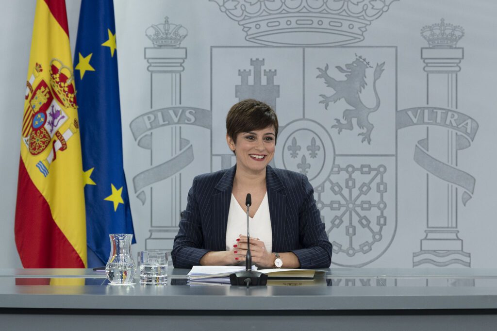 Imagen de archivo de la ministra de Política Territorial y portavoz del Gobierno, Isabel Rodríguez, durante una intervención en la rueda de prensa posterior al Consejo de Ministros. Fuente EFE.