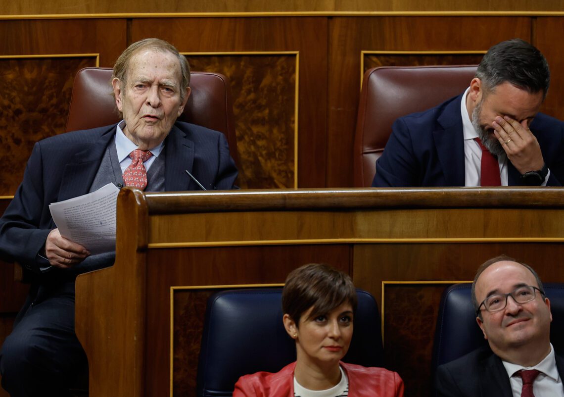 Ramón Tamames (i) junto al líder de Vox, Santiago Abascal, durante la segunda y última jornada del debate de la moción de censura que impulsa Vox | EFE/Chema Moya