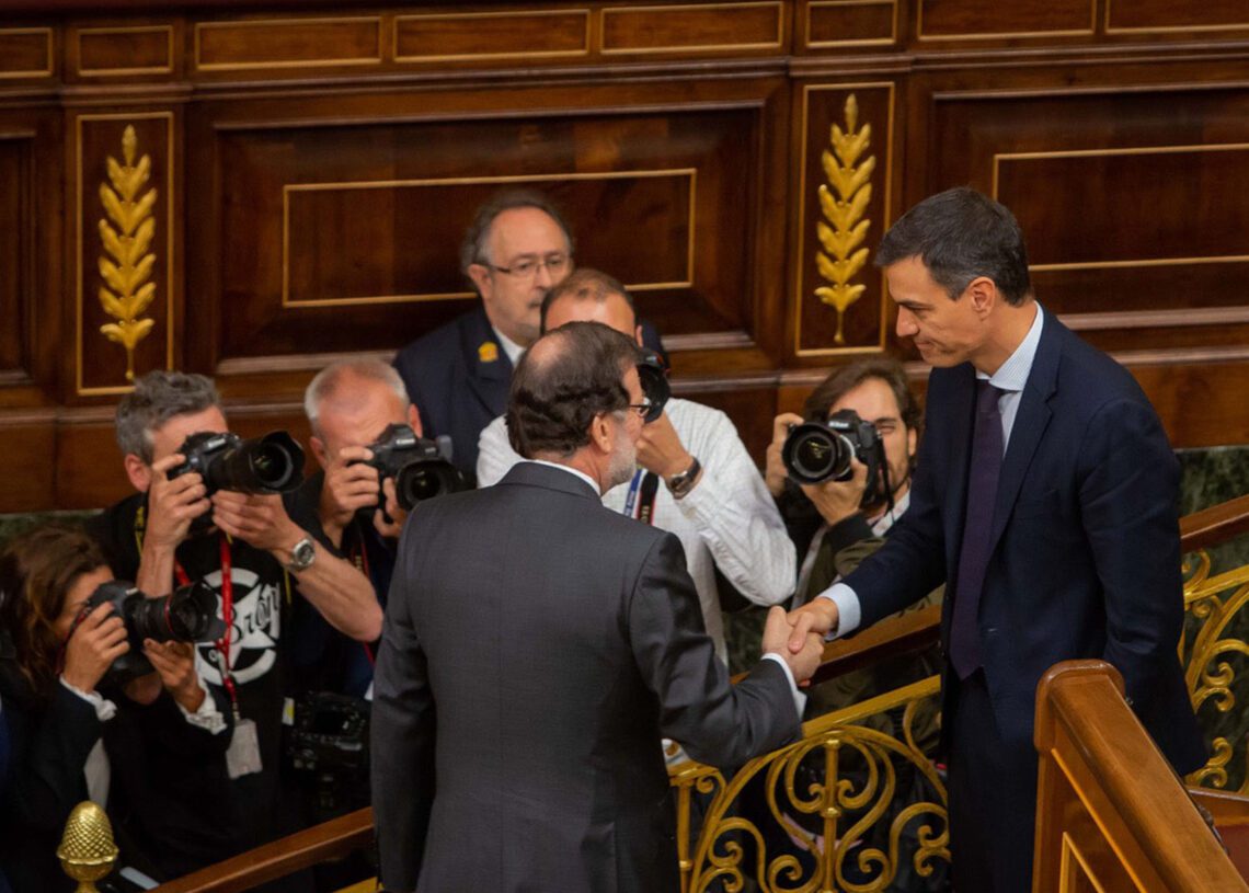 Mariano Rajoy saluda a Pedro Sánchez tras ser investido presidente | CONGRESO DE LOS DIPUTADOS