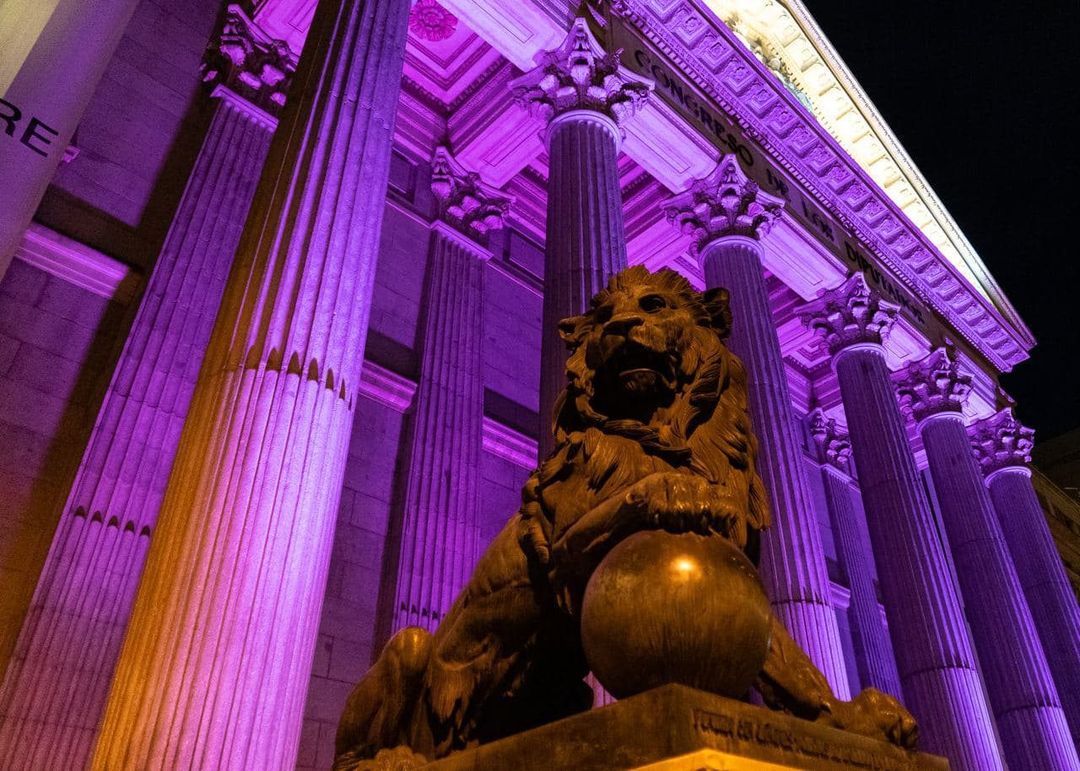 La fachada del Congreso iluminada de violeta | CONGRESO DE LOS DIPUTADOS