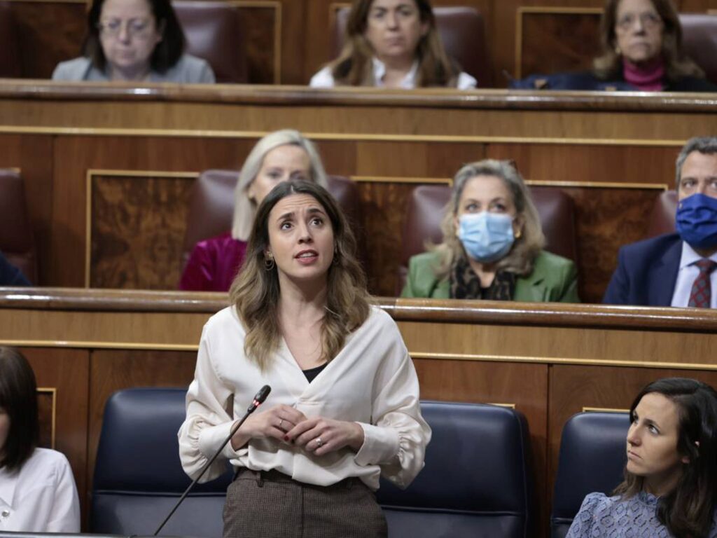 Imagen de la ministra de Igualdad, Irene Montero, durante una sesión plenaria en el Congreso