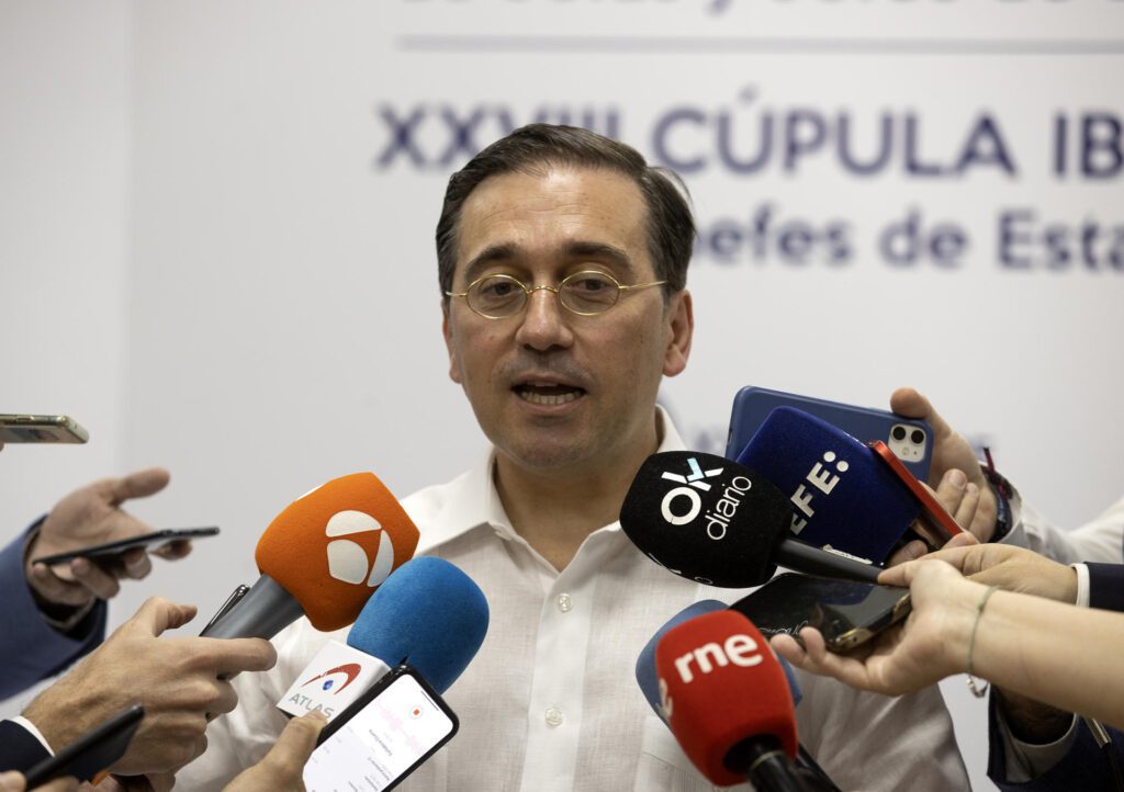 El ministro de Asuntos Exteriores, José Manuel Albares, atiende a los medios durante la visita a Santo Domingo. Fuente EFE.