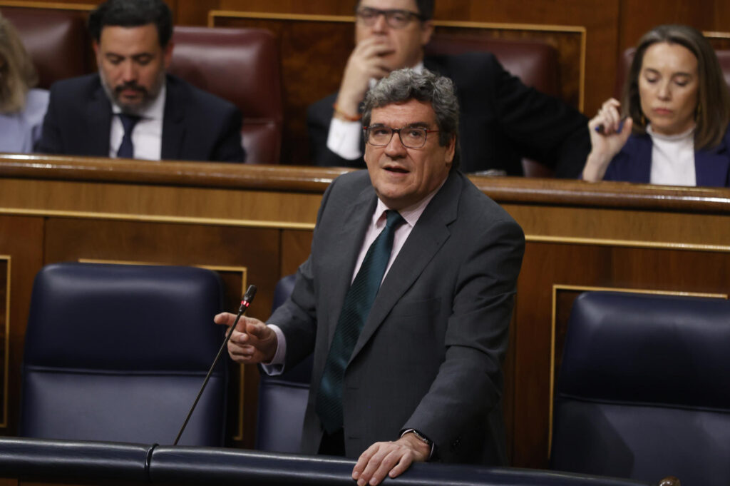 El ministro de Inclusión, Seguridad Social y Migraciones, José Luis Escrivá, durante una sesión de control al Gobierno en el Congreso. Fuente EFE