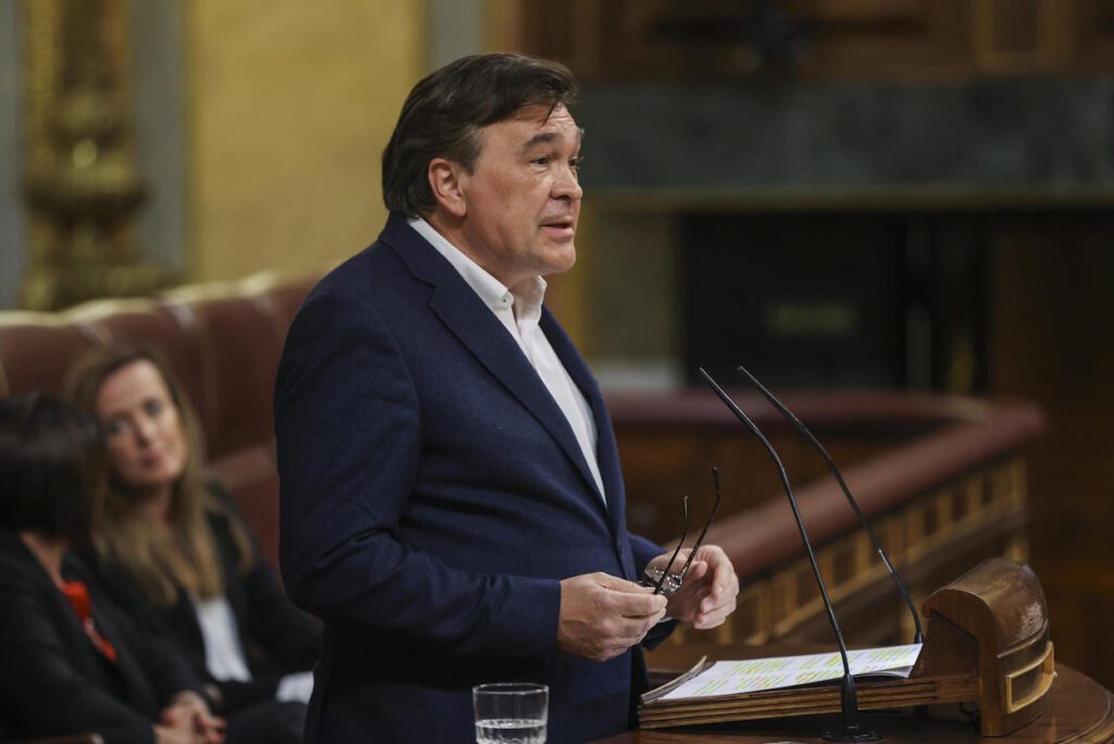 Fotografía del diputado de Teruel Existe, Tomás Guitarte, en la tribuna de oradores. Fuente EFE.