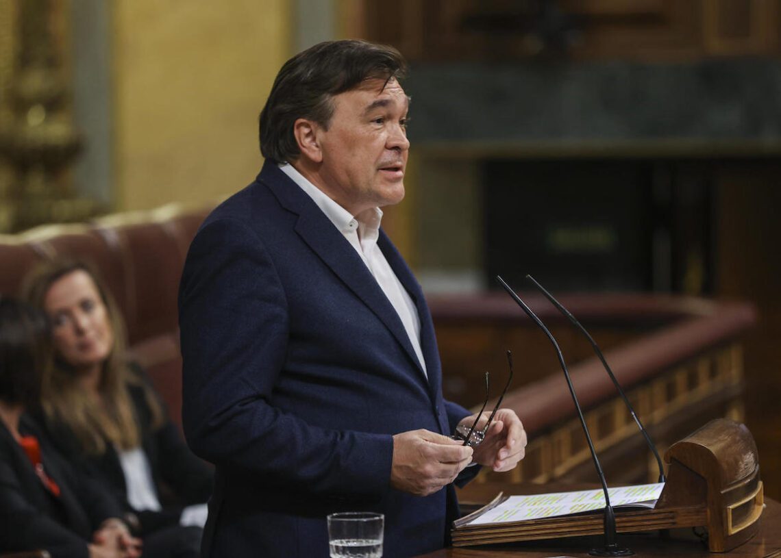 Fotografía del diputado de Teruel Existe, Tomás Guitarte, en la tribuna de oradores. Fuente EFE.