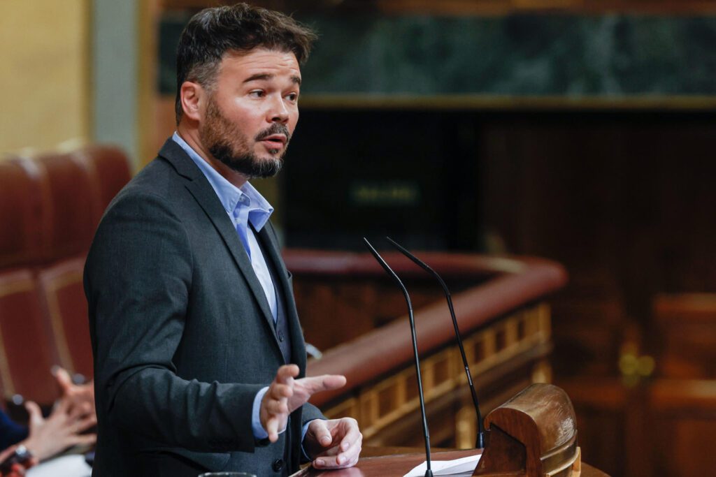 El portavoz de ERC en el Congreso, Gabriel Rufián, atiende a los medios de comunicación en los pasillos del Congreso de los Diputados durante una sesión de control. Fuente EFE Zipi