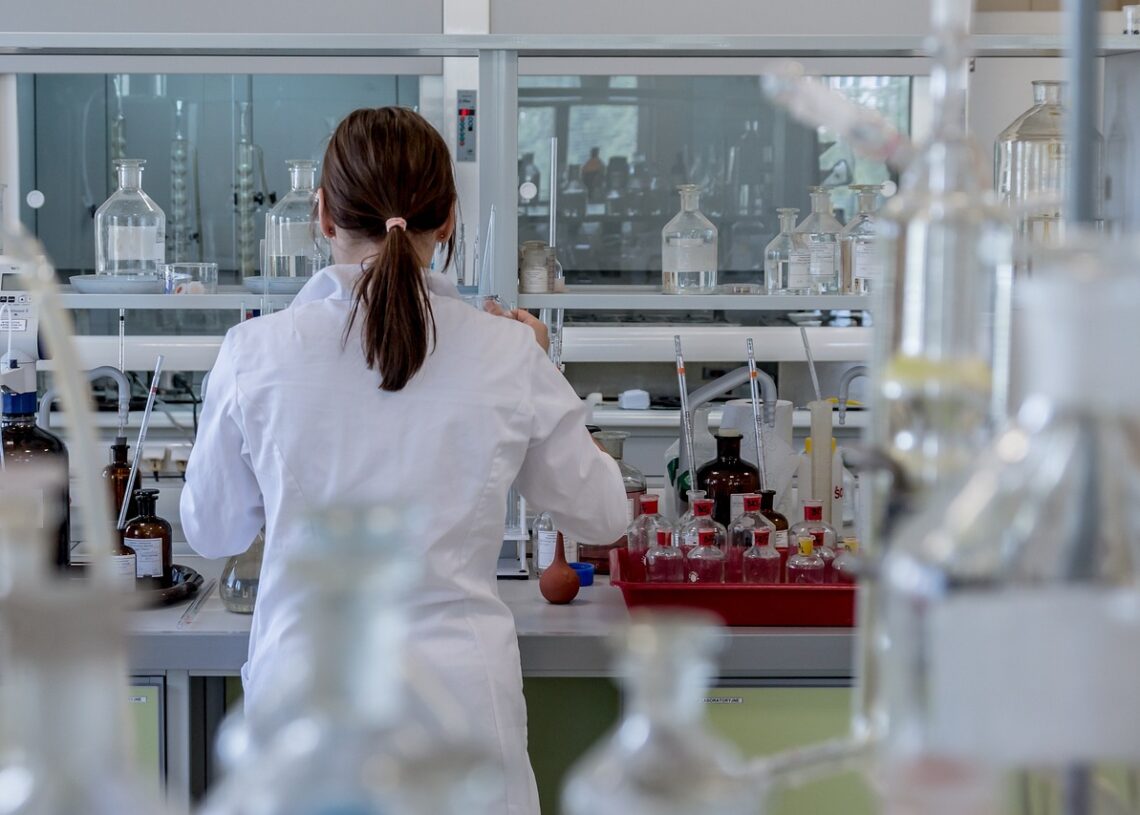 Imagen de archivo de una científica en un laboratorio. Fuente Pixabay