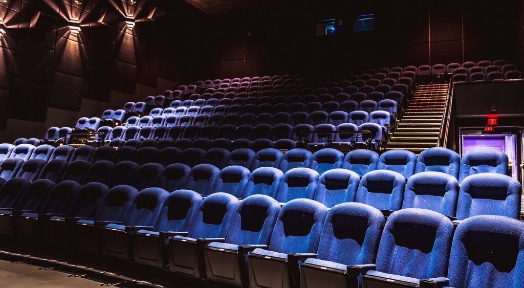 Imagen de las butacas de una sala de cine. Fuente Pixabay.jpg