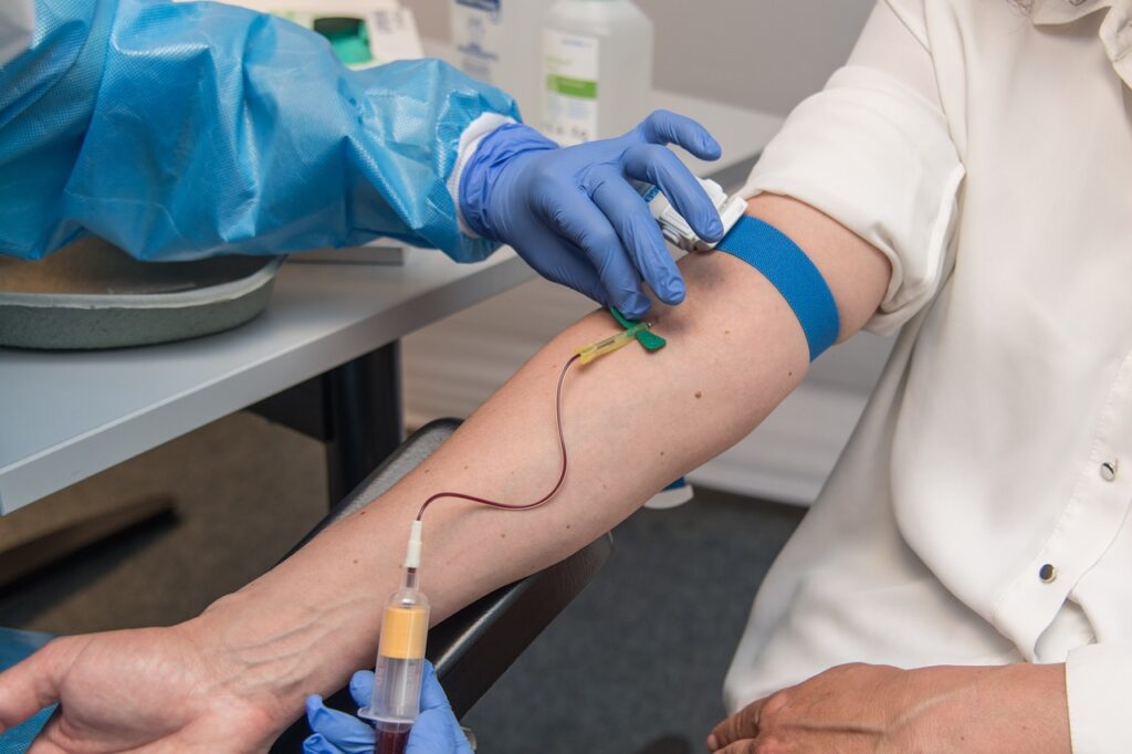 Imagen de un paciente donando sangre. Fuente Pixabay