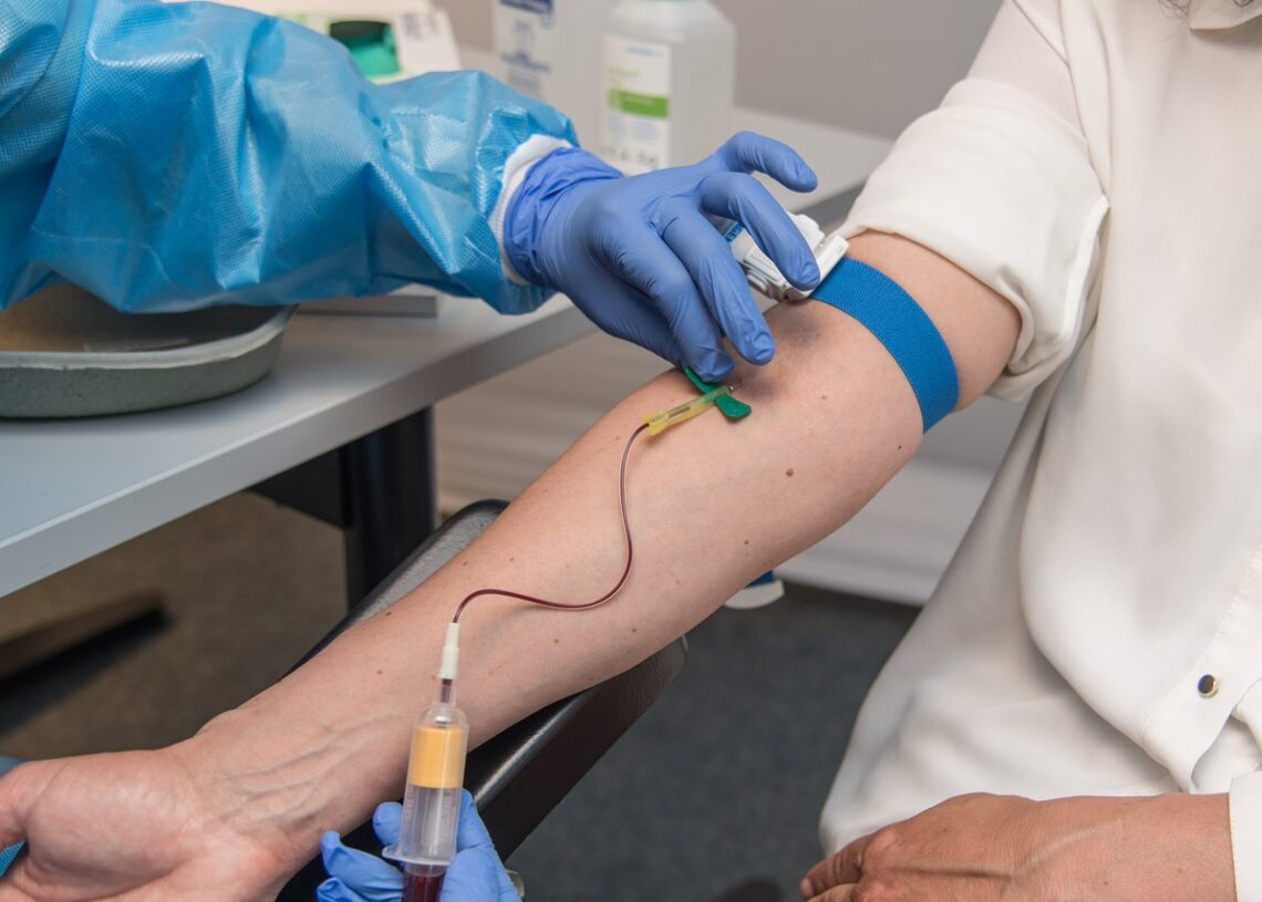Imagen de un paciente donando sangre. Fuente Pixabay