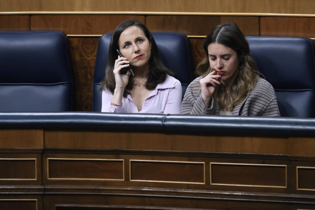 La ministra de Derechos Sociales y Agenda 2030, Ione Belarra, sentada junto a la ministra de Igualdad, Irene Montero. Fuente EFE.