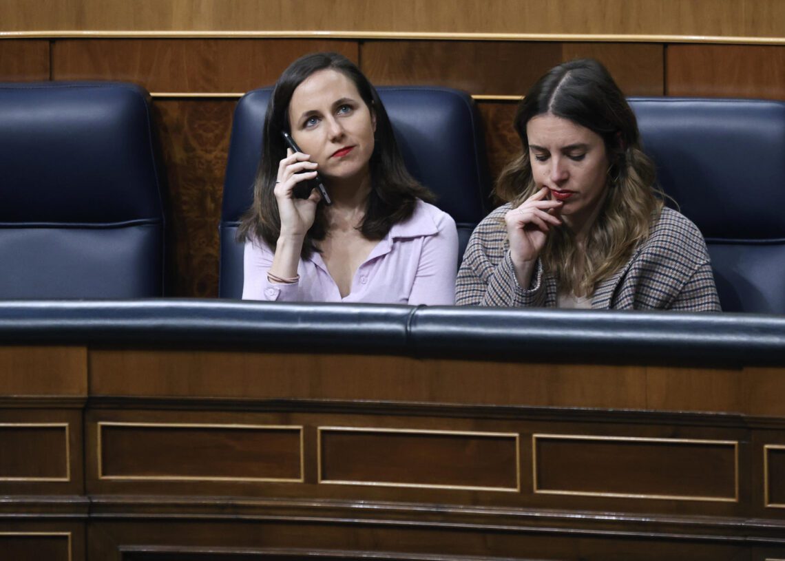 La ministra de Derechos Sociales y Agenda 2030, Ione Belarra, sentada junto a la ministra de Igualdad, Irene Montero. Fuente EFE.