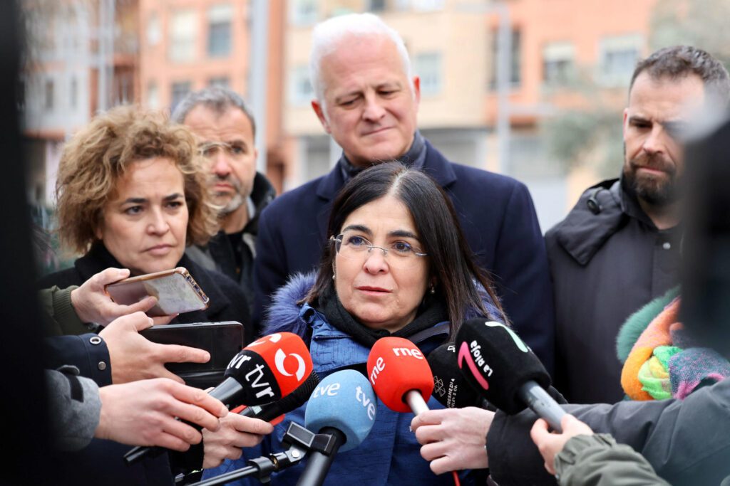 La ministra de Sanidad, Carolina Darias, atendiendo a los medios de comunicación en Logroño. Fuente EFE, Raquel Manzanares..jpg