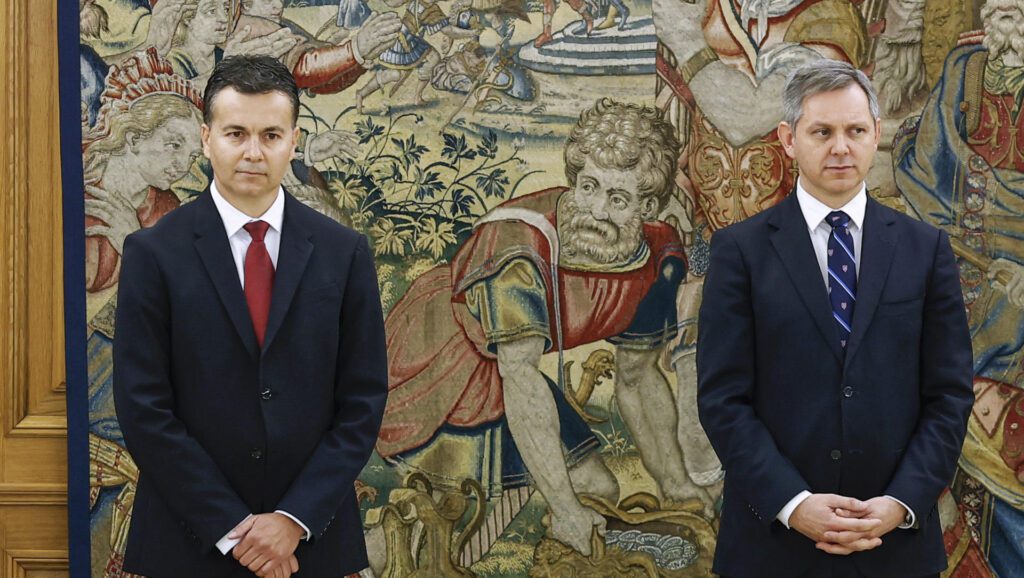 Los nuevos ministros de Sanidad e Industria, Héctor Gómez (izquierda) y José Manuel Miñones (derecha). Fuente EFE
