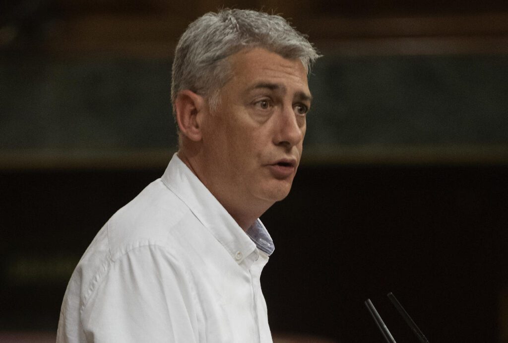 Oskar Matute, diputado de EH Bildu, en la tribuna de oradores del Congreso. Fuente EFE.