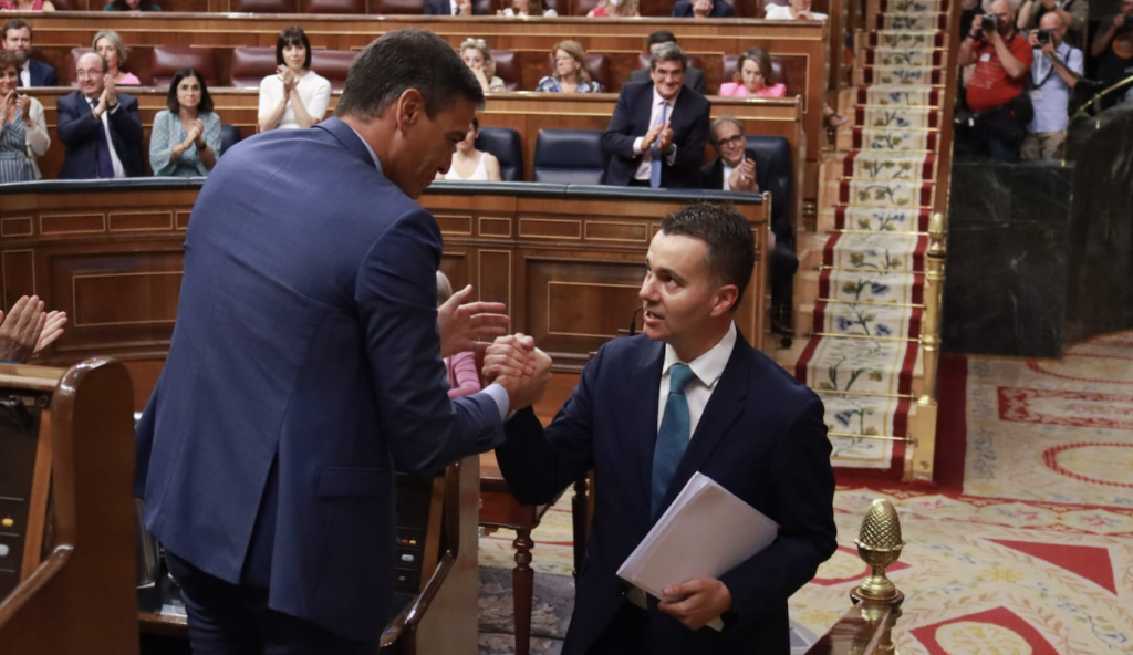 Pedro Sánchez felicita a Héctor Gómez tras una intervención en el Congreso. Fuente Grupo Socialista