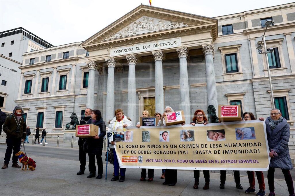 Imagen de la Coordinadora Estatal de Apoyo a la Querella Argentina (Ceaqua) y otras organizaciones el día que entregaron más de 70.000 firmas recogidas pidiendo el desbloqueo de la tramitación de la ley de bebés robados. Fuente EFE/Chema Moya