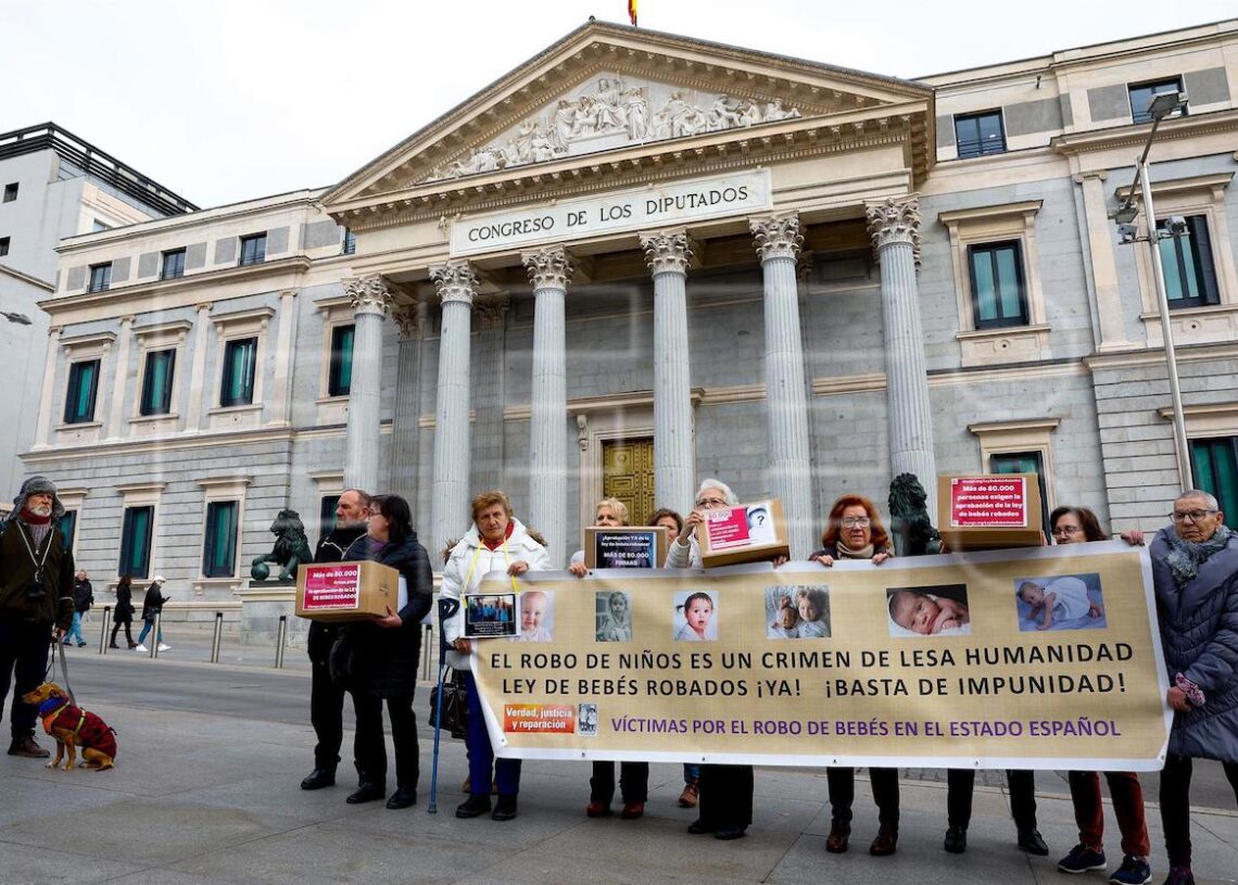 Imagen de la Coordinadora Estatal de Apoyo a la Querella Argentina (Ceaqua) y otras organizaciones el día que entregaron más de 70.000 firmas recogidas pidiendo el desbloqueo de la tramitación de la ley de bebés robados. Fuente EFE/Chema Moya