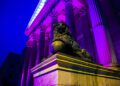 Fachada del Congreso de los Diputados iluminada de color violeta para conmemorar el 25N | Congreso