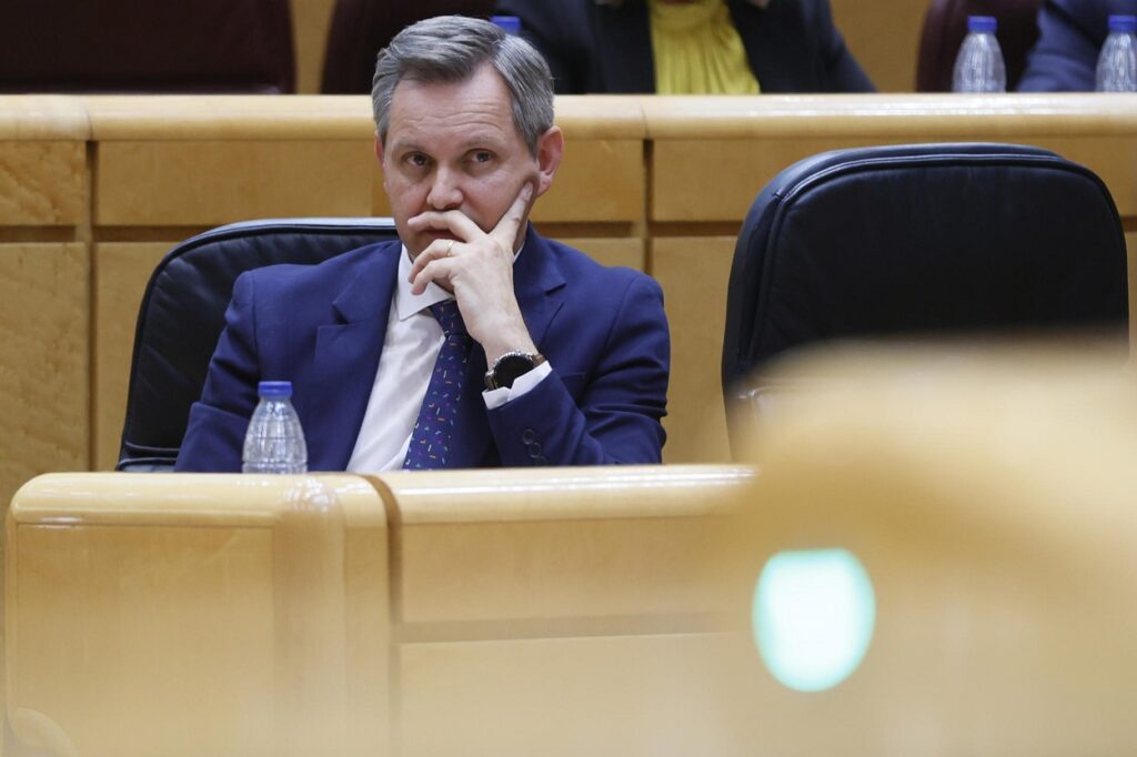 El ministro de Sanidad, José Manuel Miñones, en la sesión de control celebrada este martes en el pleno del Senado, en Madrid. EFE Mariscal