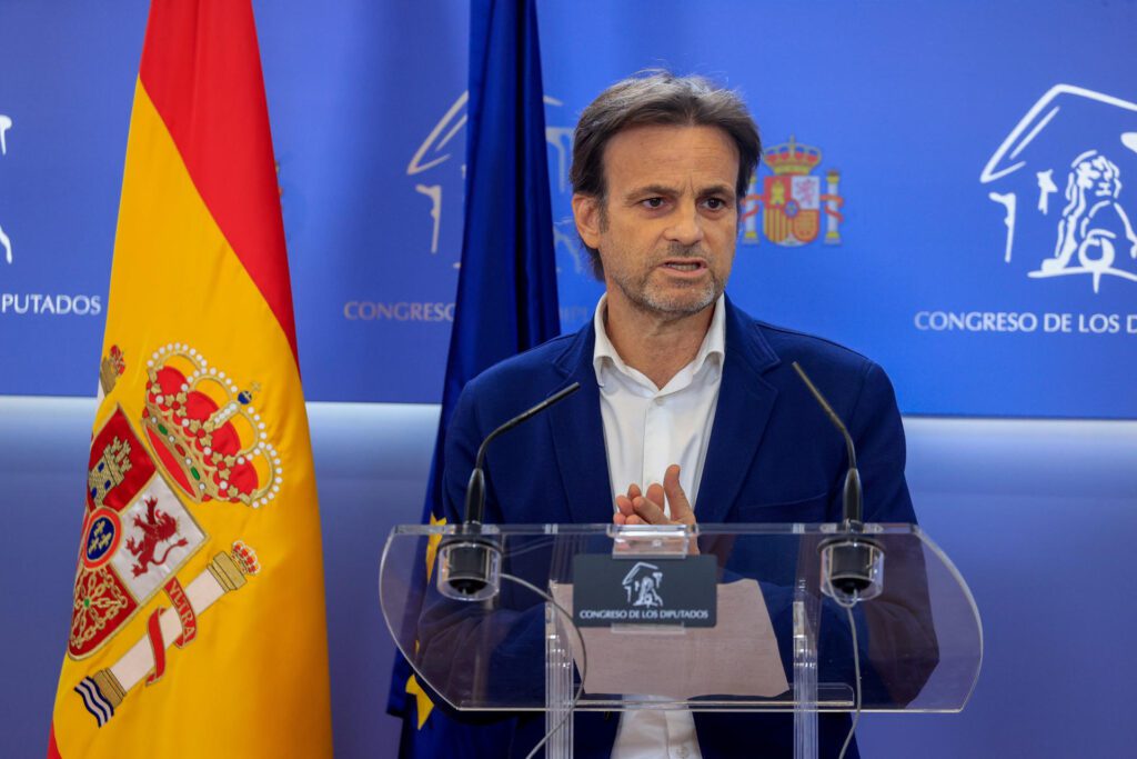 El presidente de Unidas Podemos, Jaume Asens, durante una rueda de prensa en el Congreso tras la Junta de Portavoces. Fuente EFE