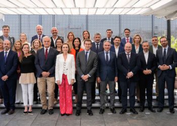 El presidente del PP, Alberto Núñez Feijóo (en el centro), posa junto a los miembros del Comité Ejecutivo Nacional del partido, el pasado mes de mayo | PP