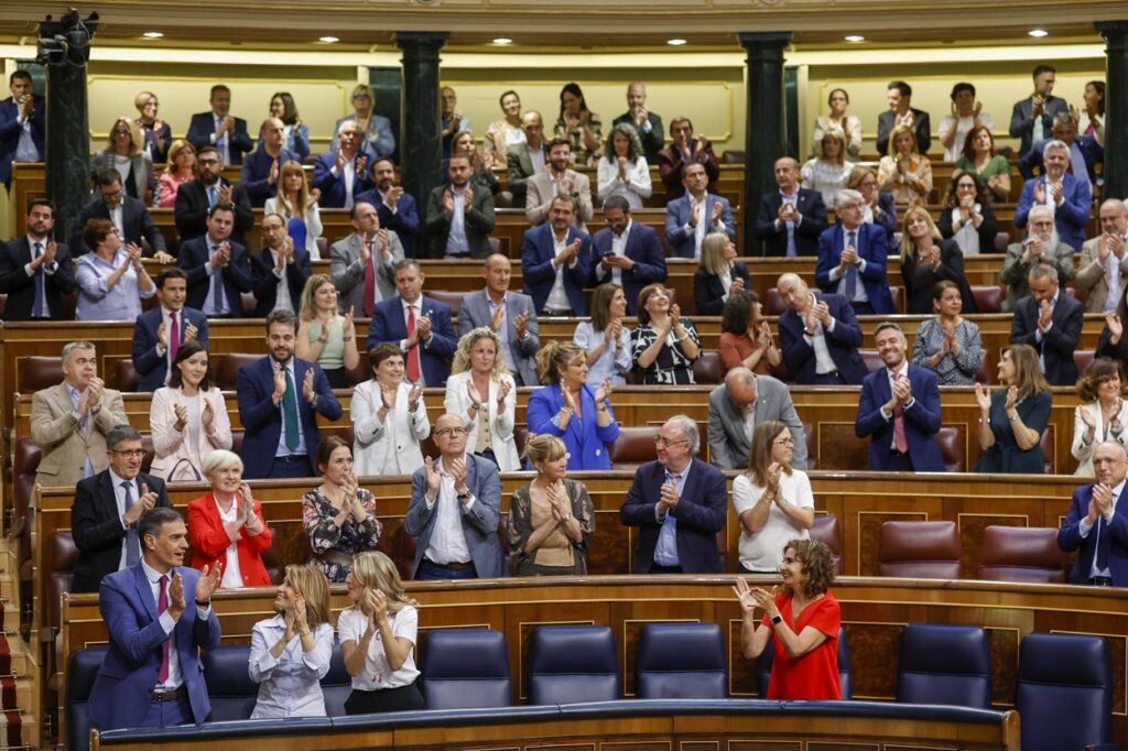 Imagen de archivo de la bancada Socialista en pie aplaudiendo