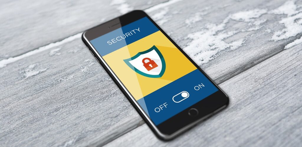 Imagen de un teléfono móvil con un protocolo de seguridad. Fuente Pixabay.