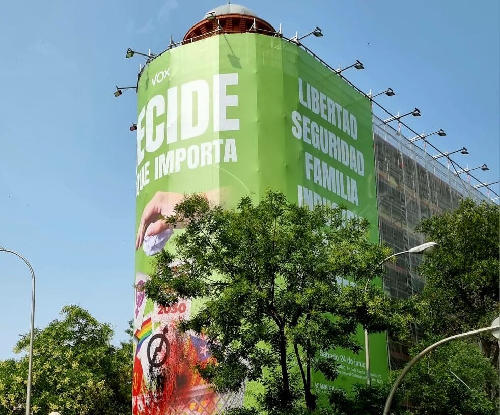 Imagen de la lona de Vox colocada en el centro de Madrid. Fuente PSOE.