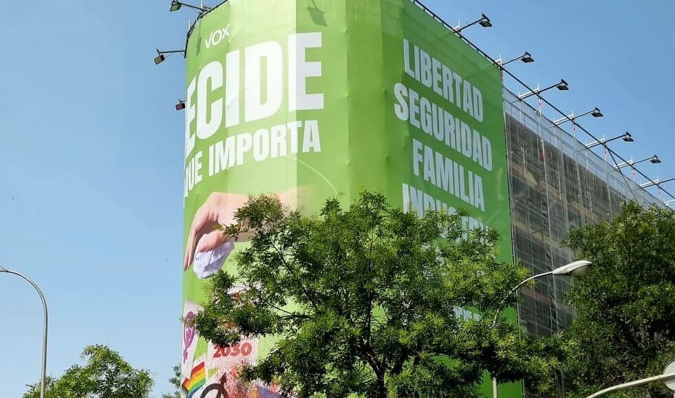 Imagen de la lona de Vox colocada en el centro de Madrid. Fuente PSOE.