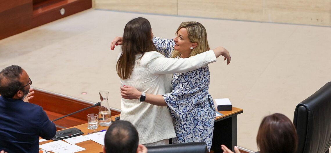 Sesión Constitutiva de la Asamblea de Extremadura tras las elecciones del 28M en la que la socialista Blanca Martín (d), ha sido elegida, en segunda vuelta, presidenta de la Asamblea. EFE Jero Morales