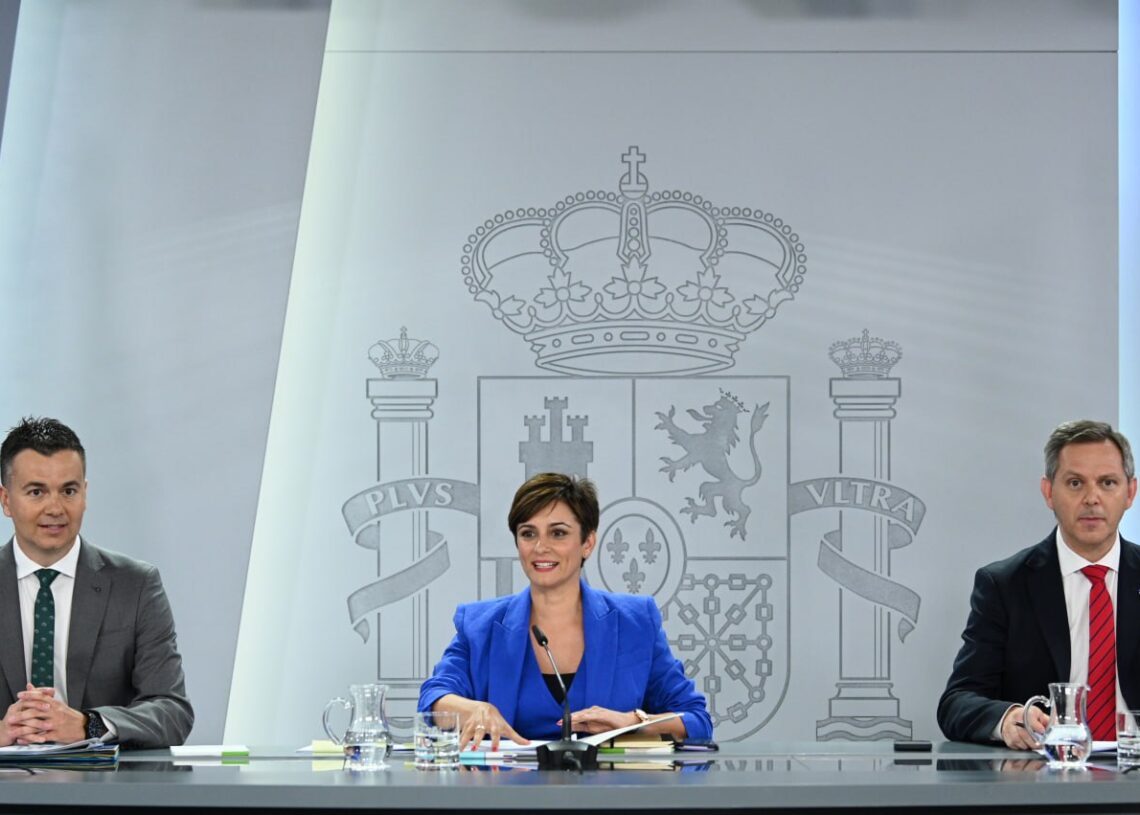 La ministra de Política Territorial y portavoz del Gobierno, Isabel Rodríguez, junto al ministro de Industria, Comercio y Turismo, Héctor Gómez, y el ministro de Sanidad, José Miñones | Pool Moncloa/Borja Puig de la Bellacasa. La Moncloa, Madrid
