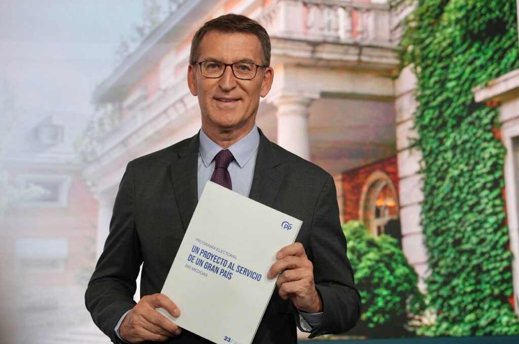 El líder del PP, Alberto Núñez Feijóo, sostiene el programa electoral con el que se presenta al 23J. Fuente David Mudarra