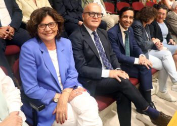 De izquierda a derecha los nuevos senadores por designación autonómica Carme da Silva (BNG), José Manuel Baltar (PP) y José Manuel Rey Varela (PP), en el pleno del Parlamento de Galicia | EFE. XOÁN REY