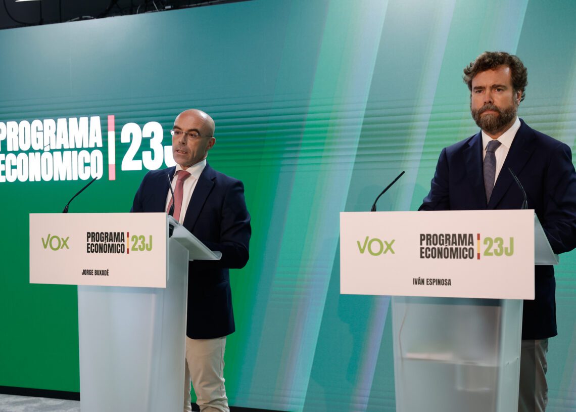 El vicepresidente de Acción Política de Vox, Jorge Buxadé (i) y su portavoz en el Congreso, Iván Espinosa de los Monteros (d), en la presentación del programa económico del partido a las próximas elecciones en la sede del partido en Madrid | EFE/ Ballesteros